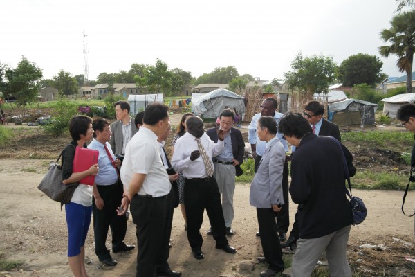 의학교육_신좌섭_남수단이태석기념의대후보지답사_2012년.jpg